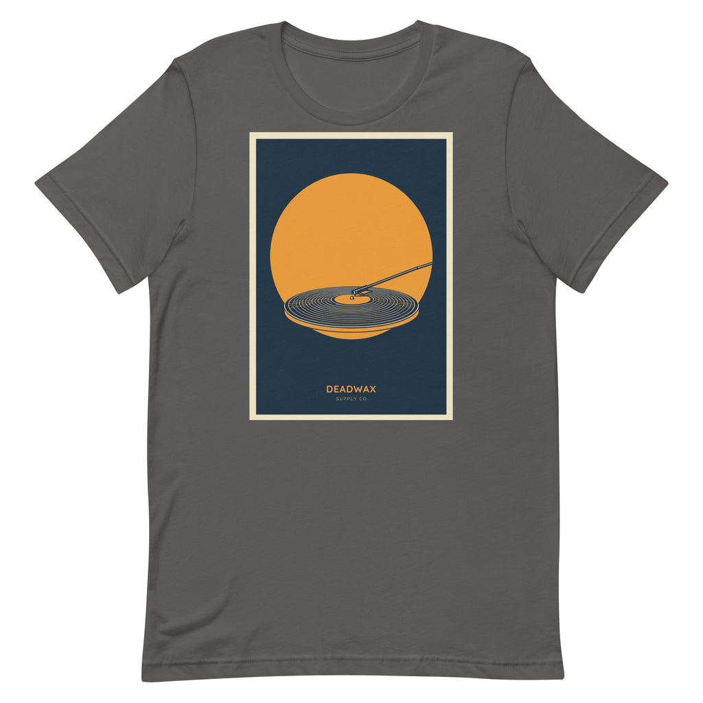 Deadwax Tonearm Tee in asphalt grey – vinyl record collector t-shirt with tonearm and record logo