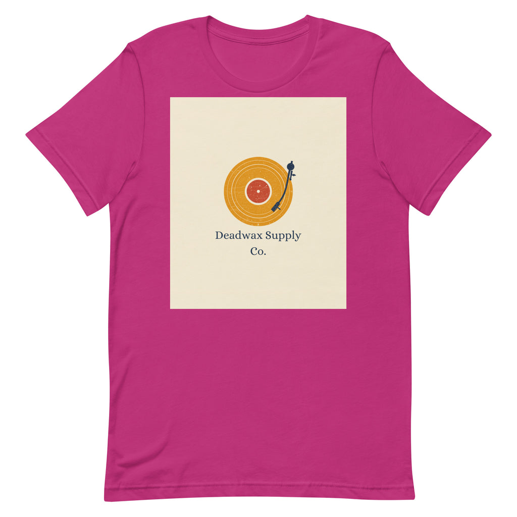 Deadwax Tonearm Tee in berry – vinyl record collector t-shirt with tonearm and record logo