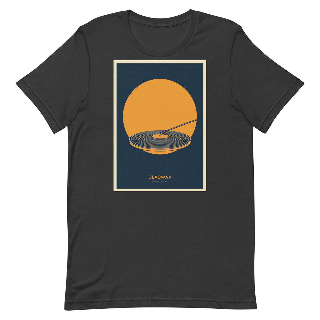 Deadwax Tonearm Tee in dark grey – vinyl record collector t-shirt with tonearm and record logo