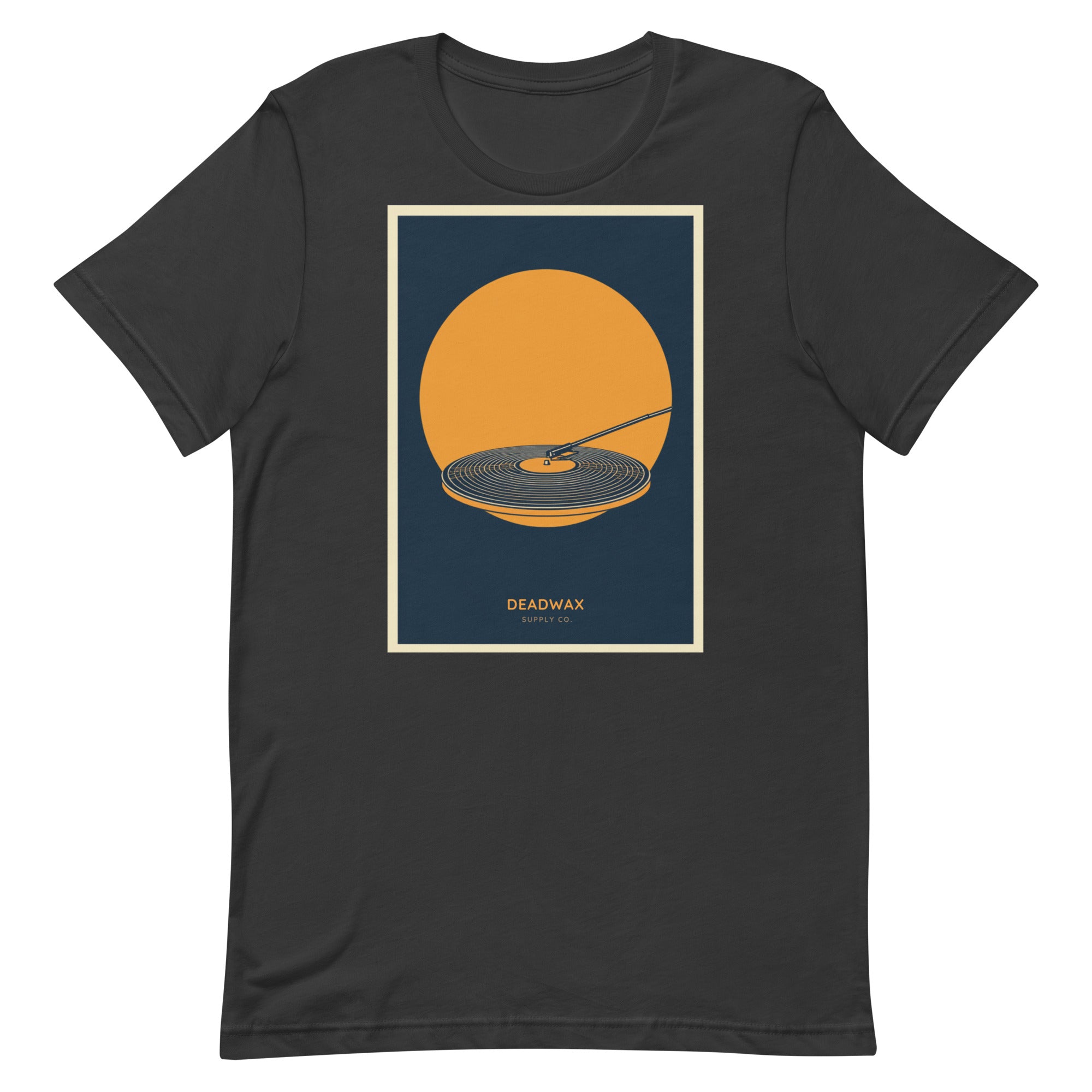 Deadwax Tonearm Tee in dark grey – vinyl record collector t-shirt with tonearm and record logo