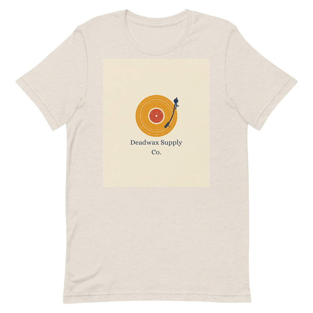 Deadwax Tonearm Tee in heather dust – vinyl record collector t-shirt with tonearm and record logo