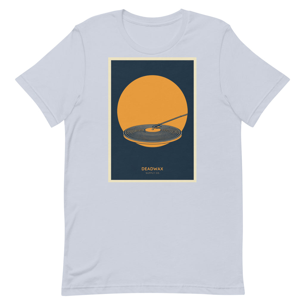 Deadwax Tonearm Tee in light blue – vinyl record collector t-shirt with tonearm and record logo