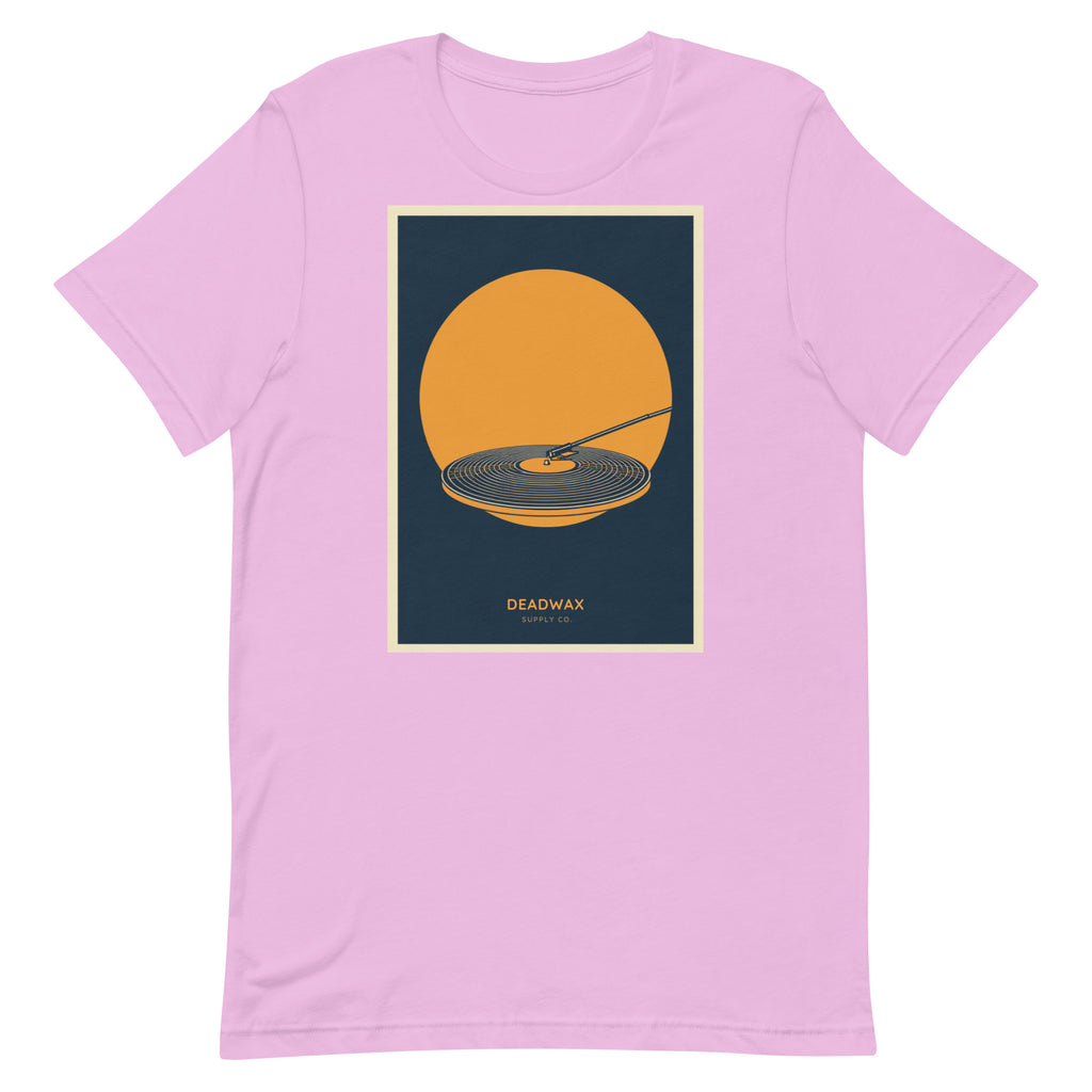 Deadwax Tonearm Tee in lilac – vinyl record collector t-shirt with tonearm and record logo