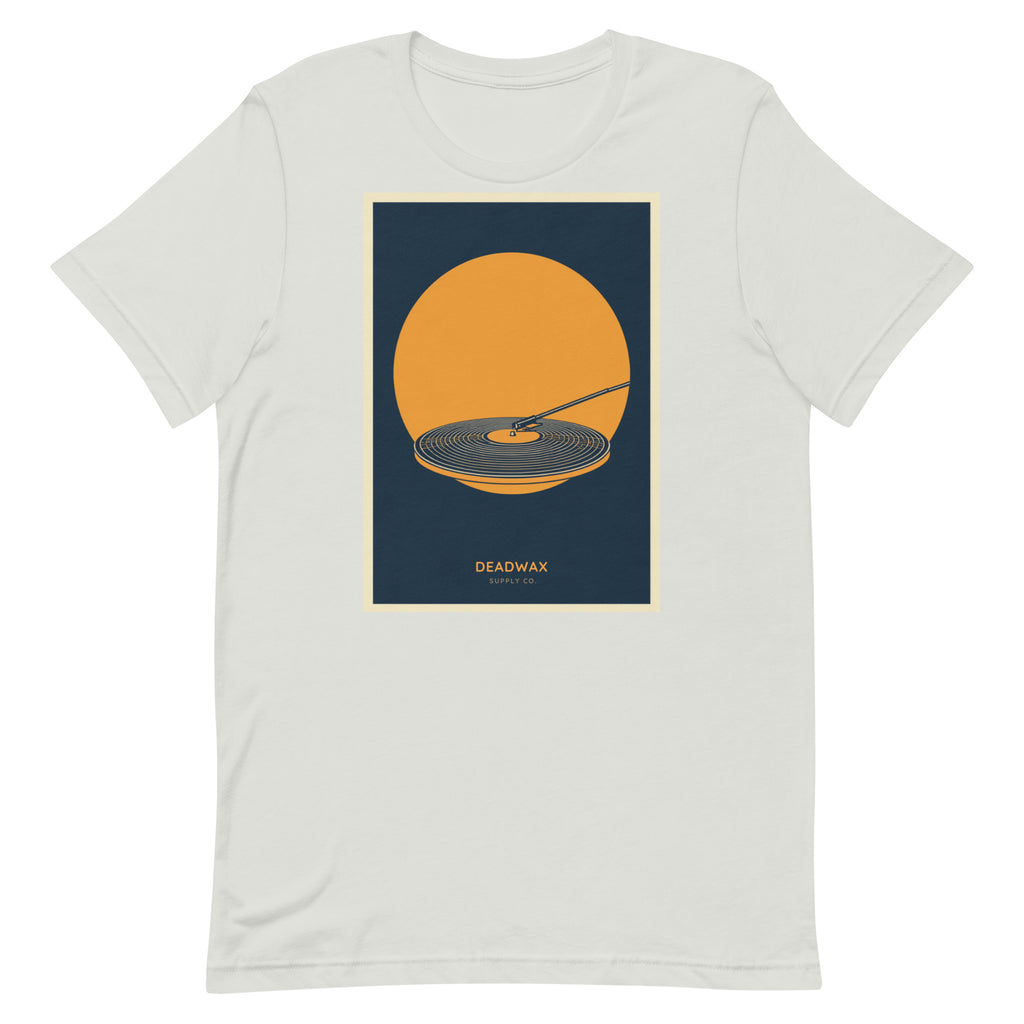 Deadwax Tonearm Tee in silver – vinyl record collector t-shirt with tonearm and record logo