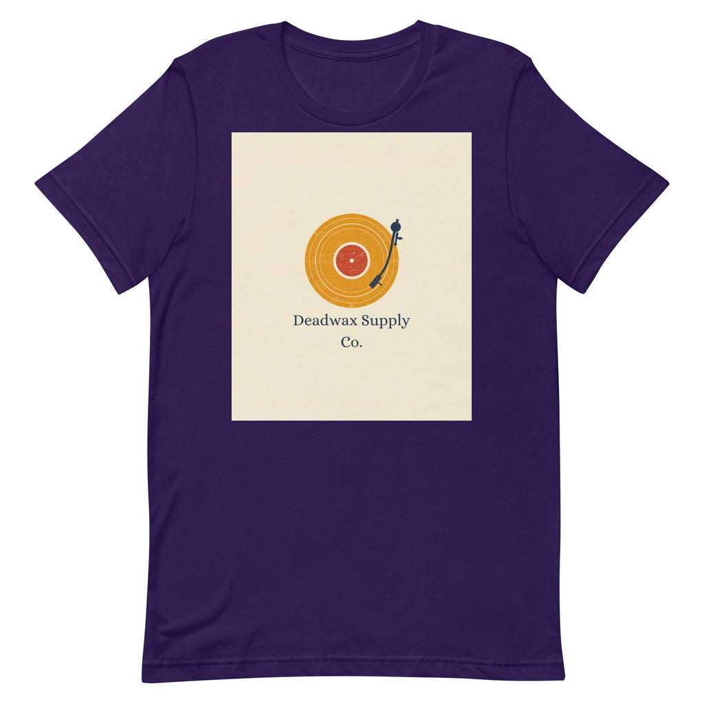 Deadwax Tonearm Tee in team purple – vinyl record collector t-shirt with tonearm and record logo