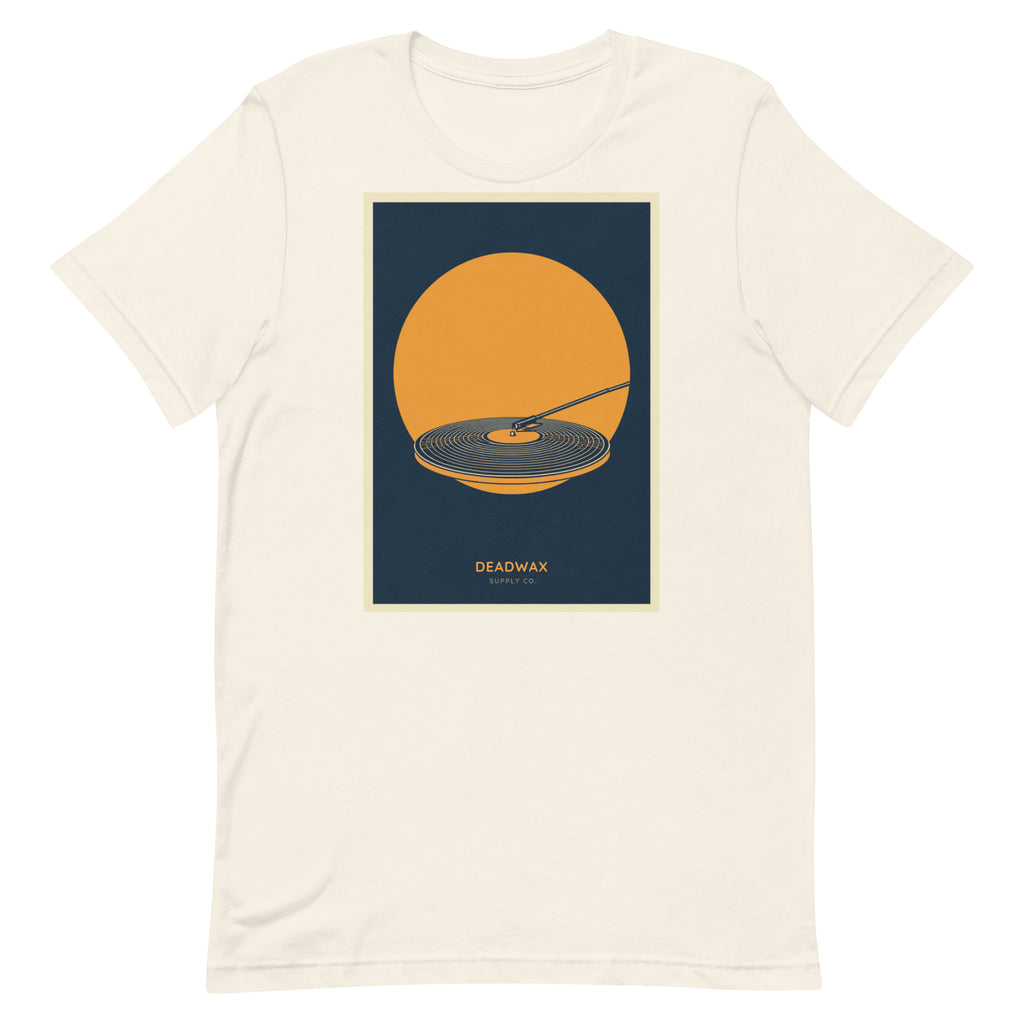 Deadwax Tonearm Tee in vintage white – vinyl record collector t-shirt with tonearm and record logo