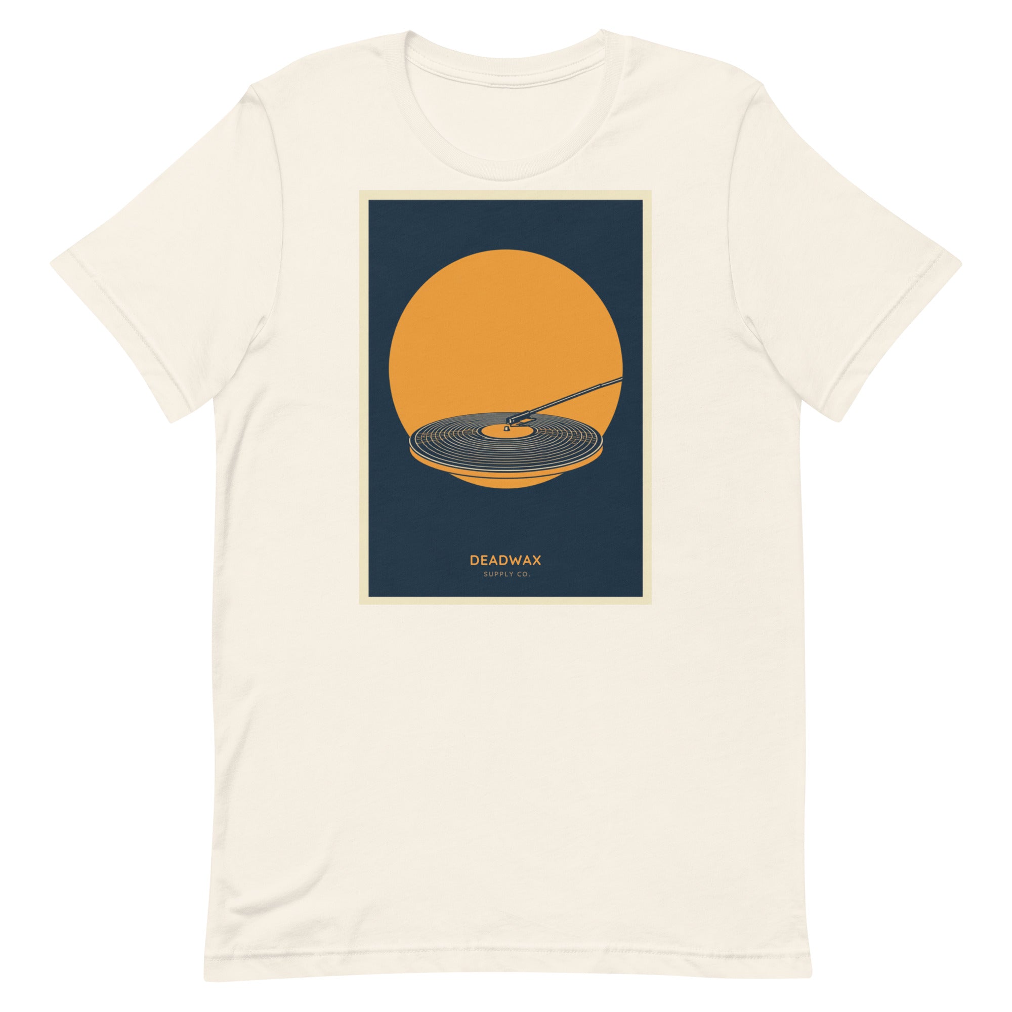 Deadwax Tonearm Tee in vintage white – vinyl record collector t-shirt with tonearm and record logo